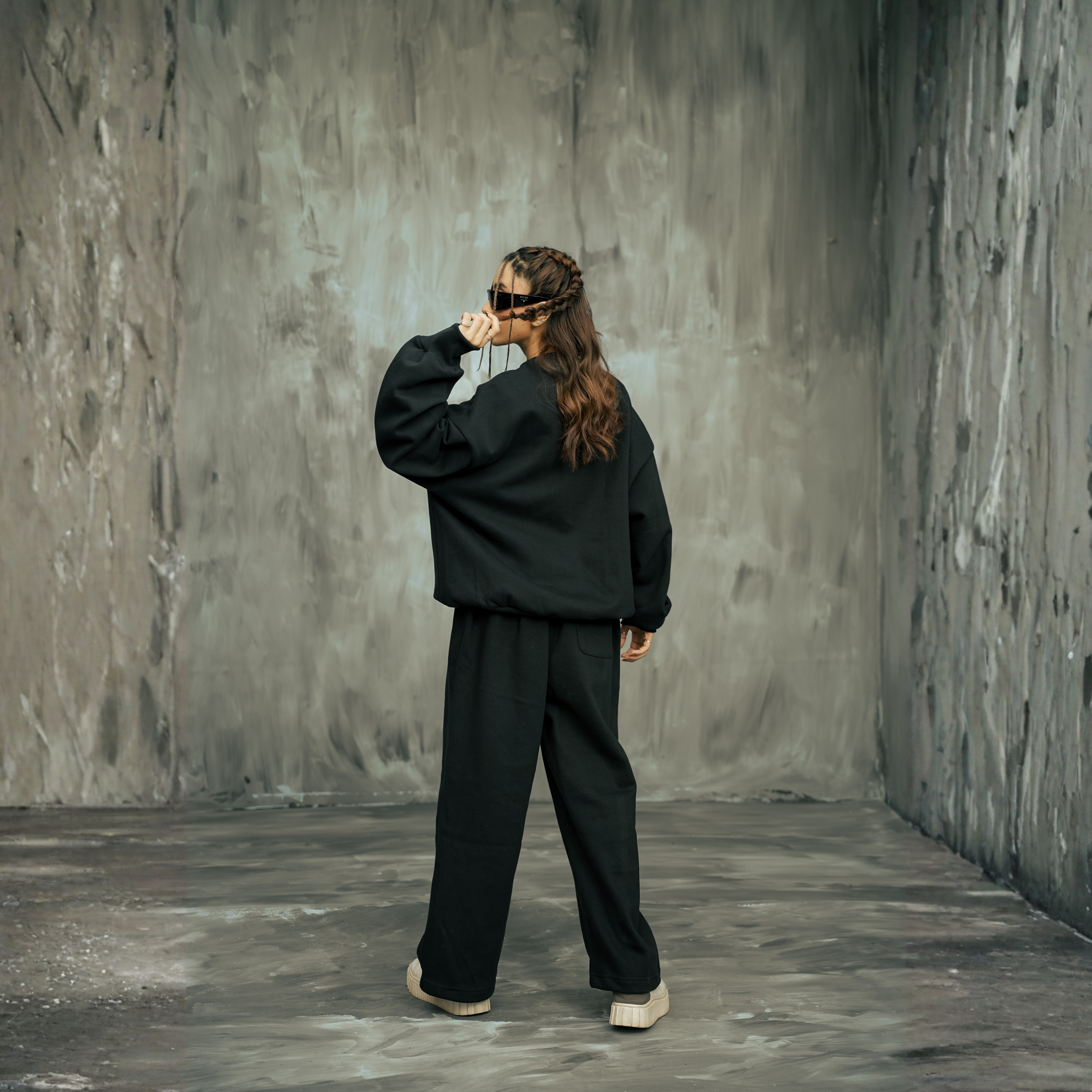 FLORAL EMBROIDERED SWEATSHIRT