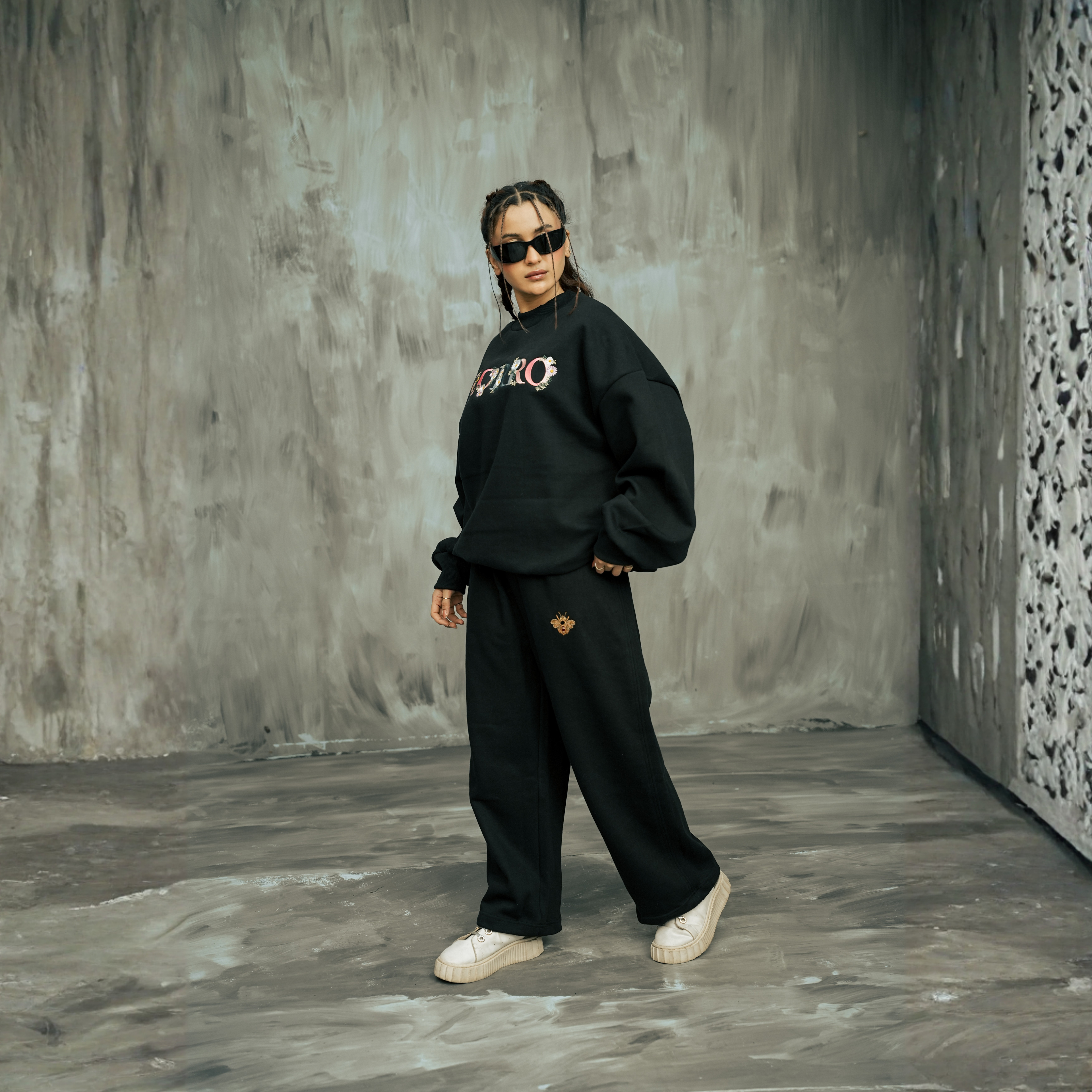 FLORAL EMBROIDERED SWEATSHIRT