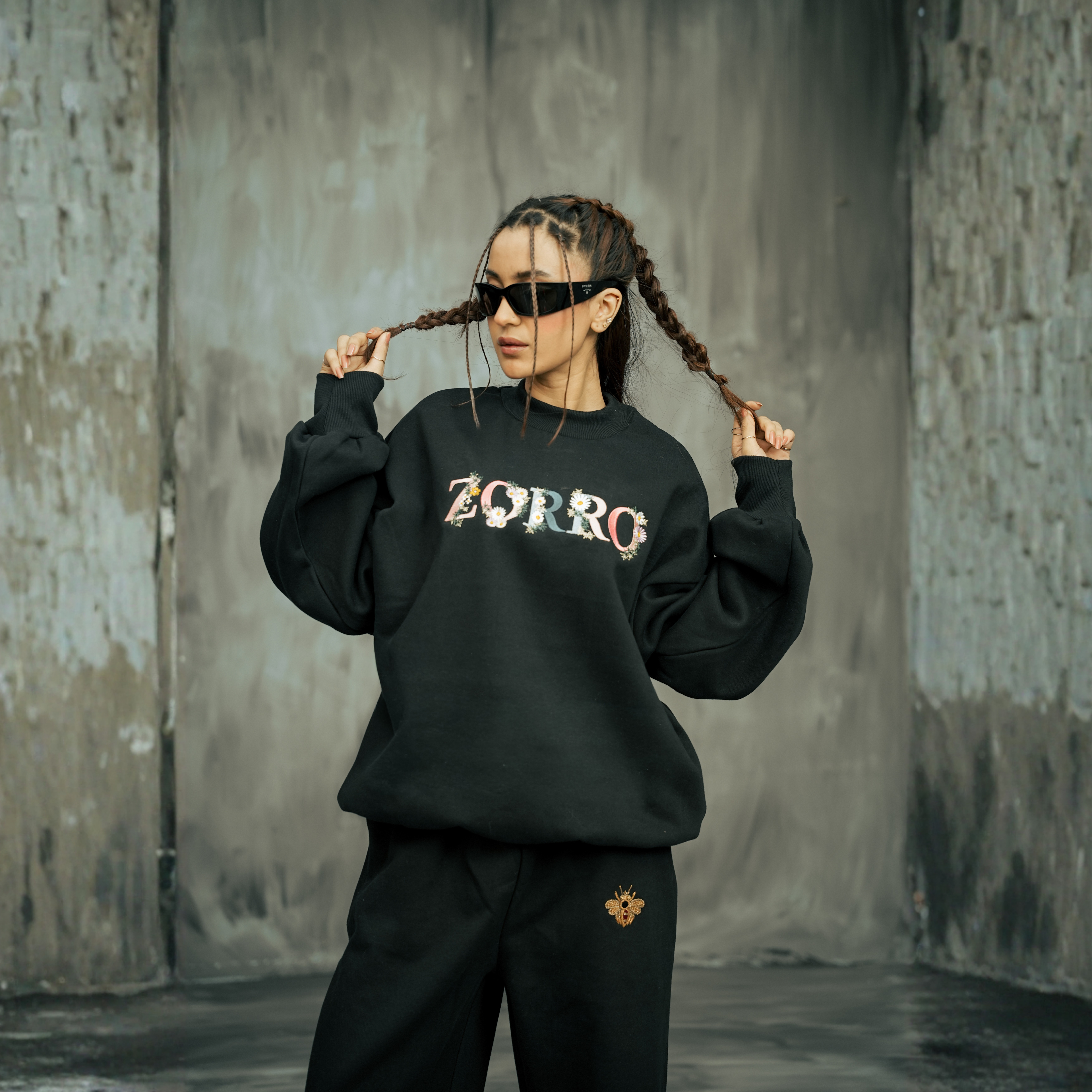 FLORAL EMBROIDERED SWEATSHIRT